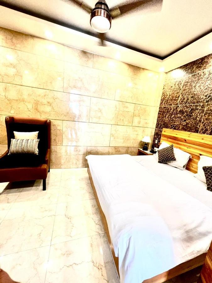 Divine Studios Rajouri Garden Nuova Delhi Esterno foto
