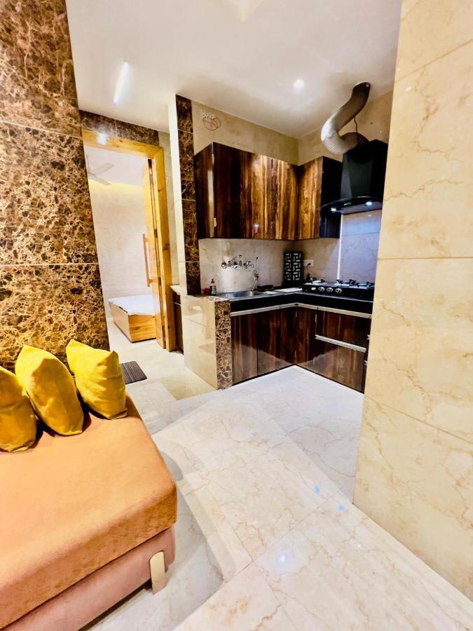 Divine Studios Rajouri Garden Nuova Delhi Esterno foto