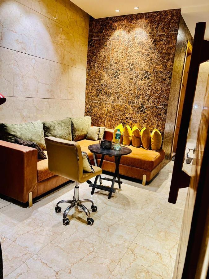 Divine Studios Rajouri Garden Nuova Delhi Esterno foto