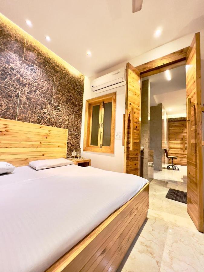 Divine Studios Rajouri Garden Nuova Delhi Esterno foto