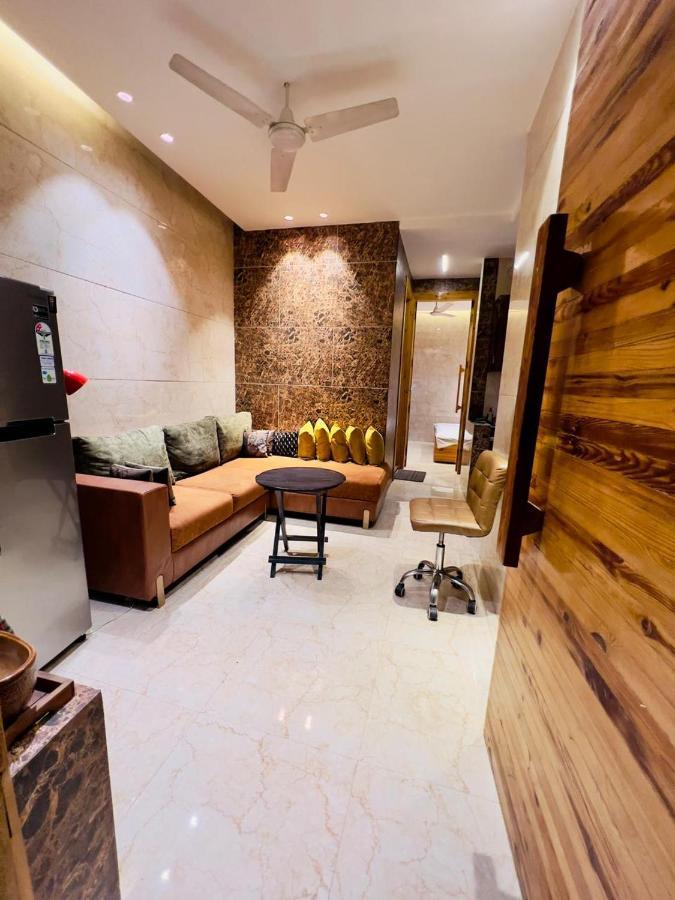 Divine Studios Rajouri Garden Nuova Delhi Esterno foto