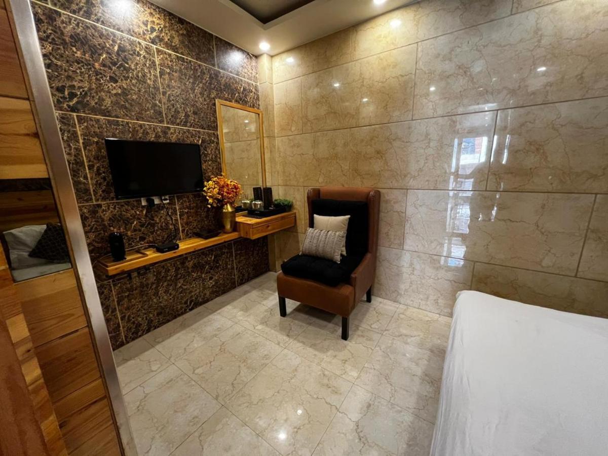 Divine Studios Rajouri Garden Nuova Delhi Esterno foto