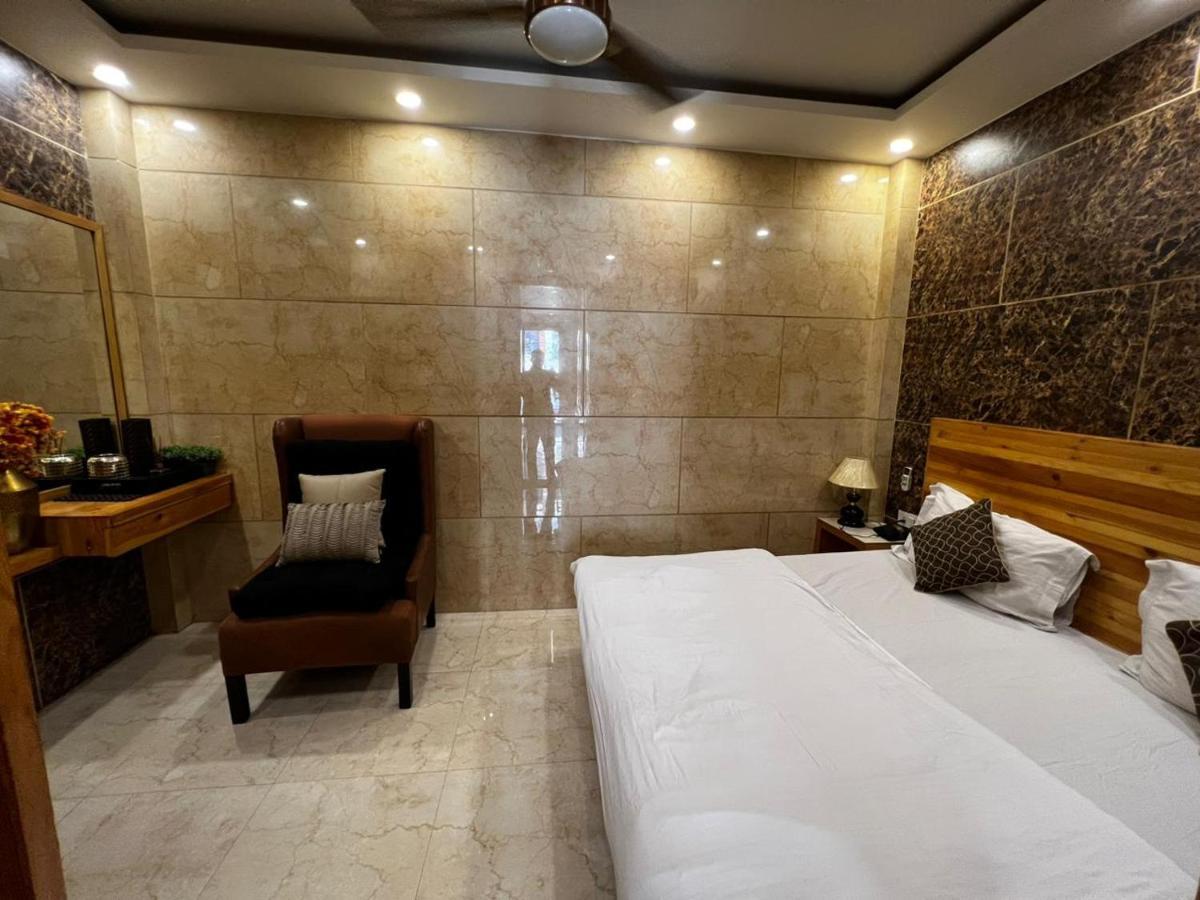 Divine Studios Rajouri Garden Nuova Delhi Esterno foto