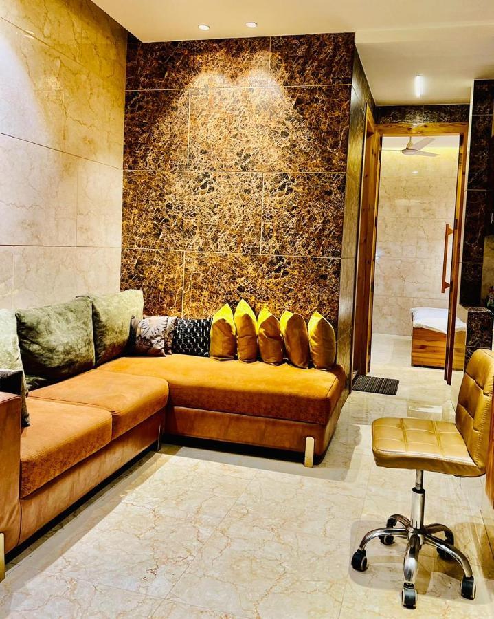 Divine Studios Rajouri Garden Nuova Delhi Esterno foto