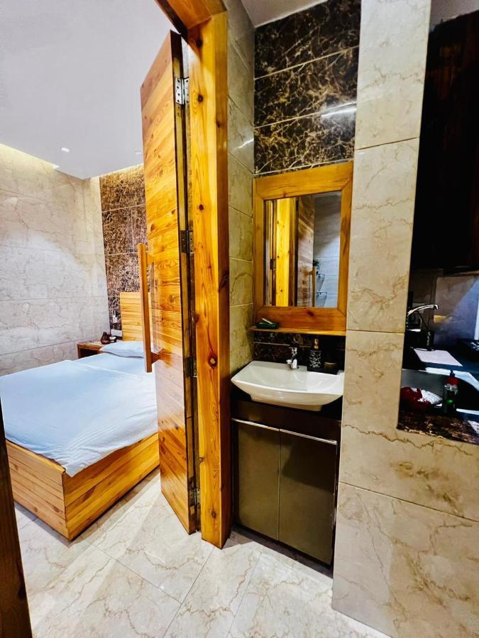 Divine Studios Rajouri Garden Nuova Delhi Esterno foto