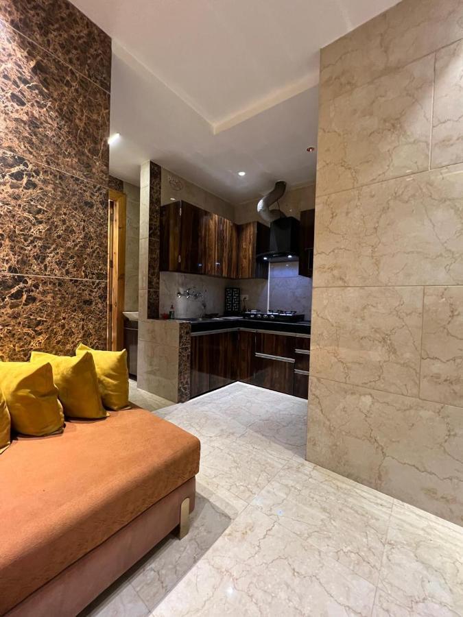 Divine Studios Rajouri Garden Nuova Delhi Esterno foto