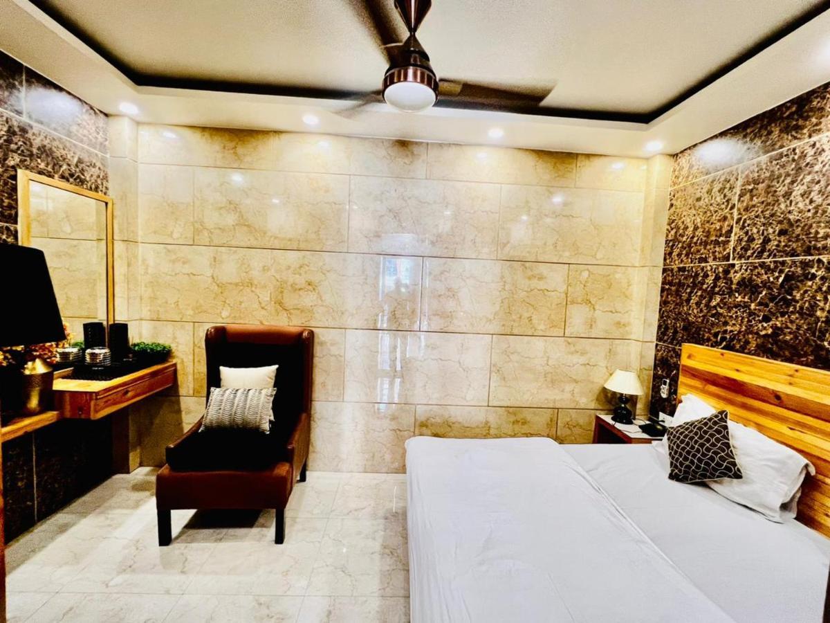 Divine Studios Rajouri Garden Nuova Delhi Esterno foto